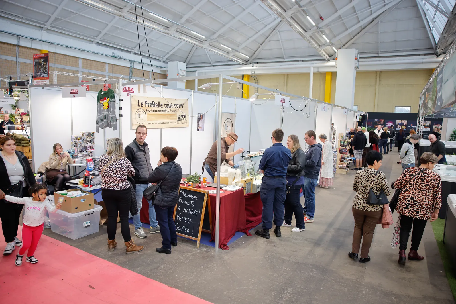 Stands d’exposants dans un hall du Grand Palais de Charleroi