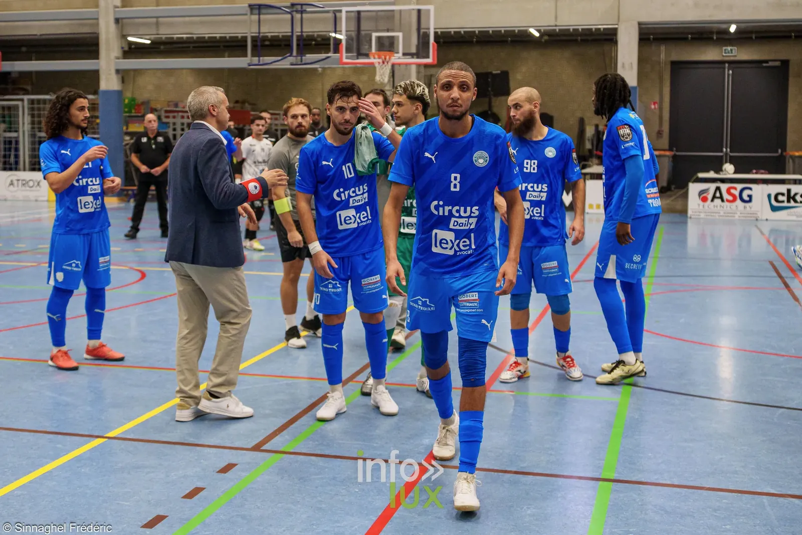 Le Futsal Team Charleroi aligné avant le match contre ZVK Eisden-Dorp, au Sporthal Helix de Maasmechelen