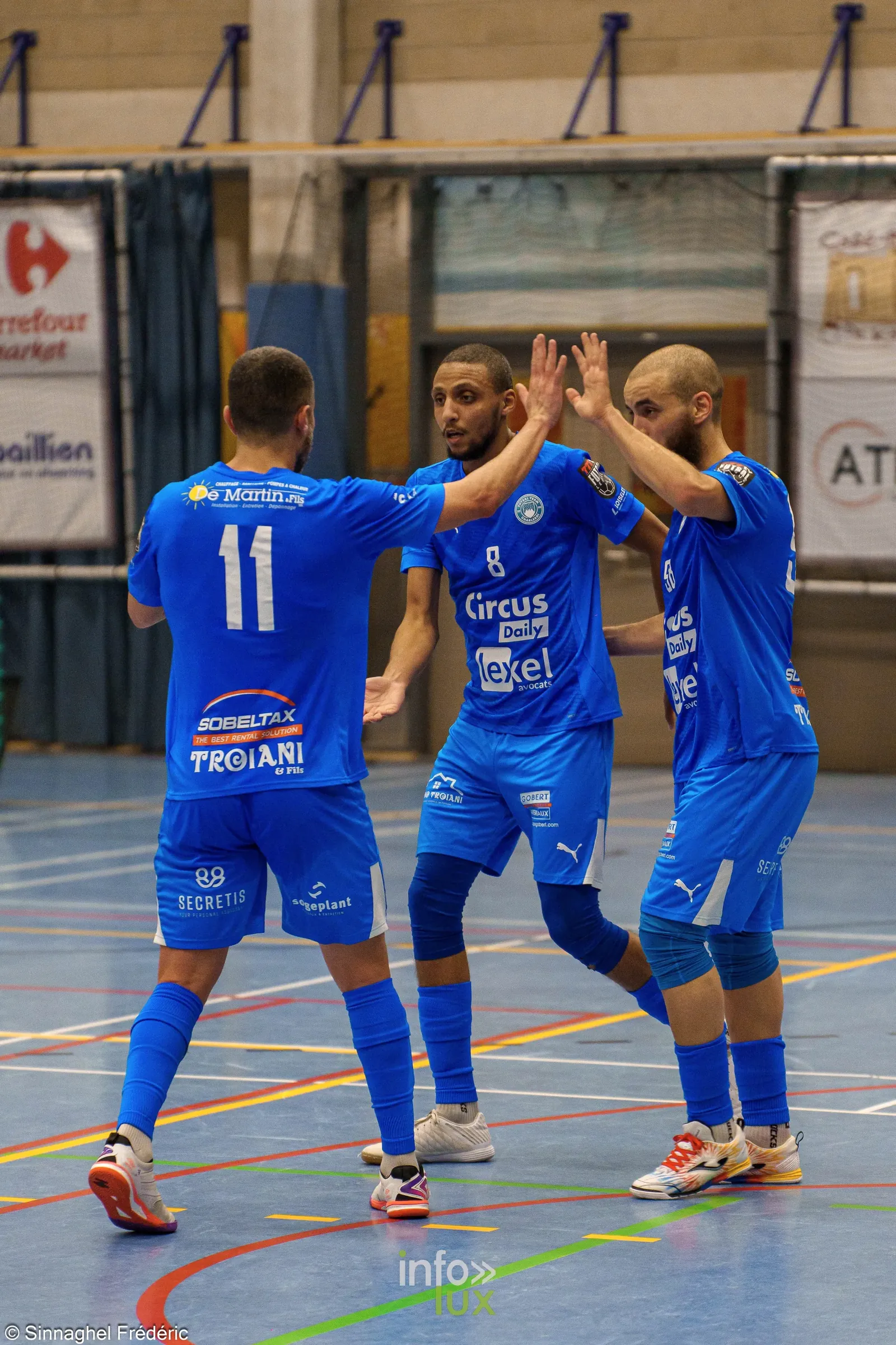 Des joueurs du Futsal Team Charleroi se congratulent à Maasmechelen
