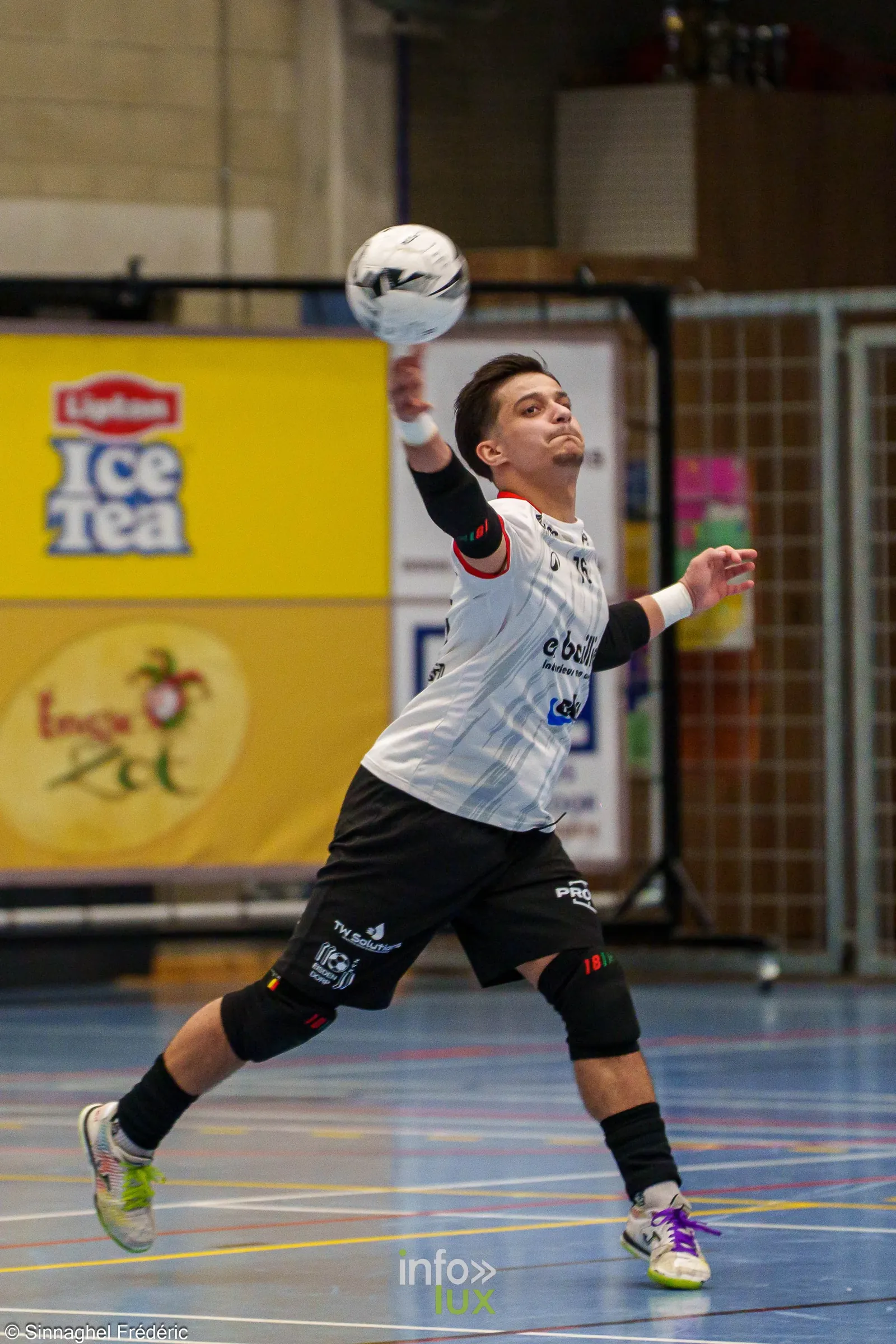 Le gardien du Futsal Team Charleroi relance à la main contre ZVK Eisden-Dorp