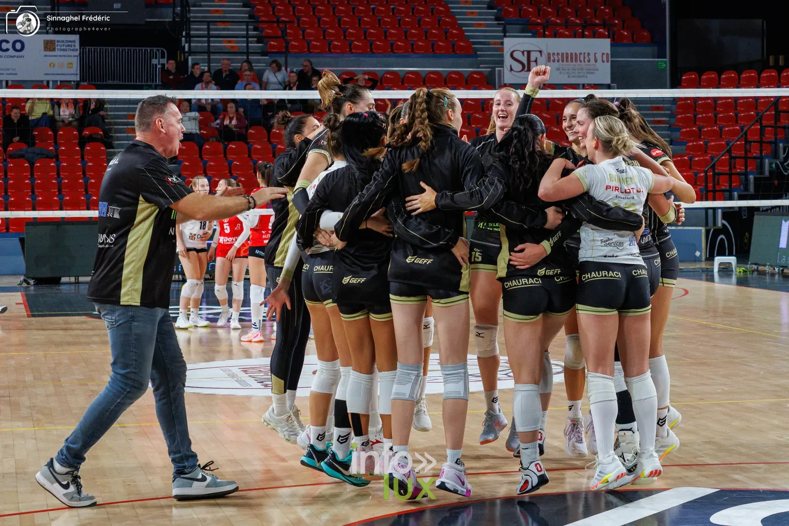 Les joueuses et le staff de Charleroi Volley regroupés à la fin du match contre Roeselare, au Dôme