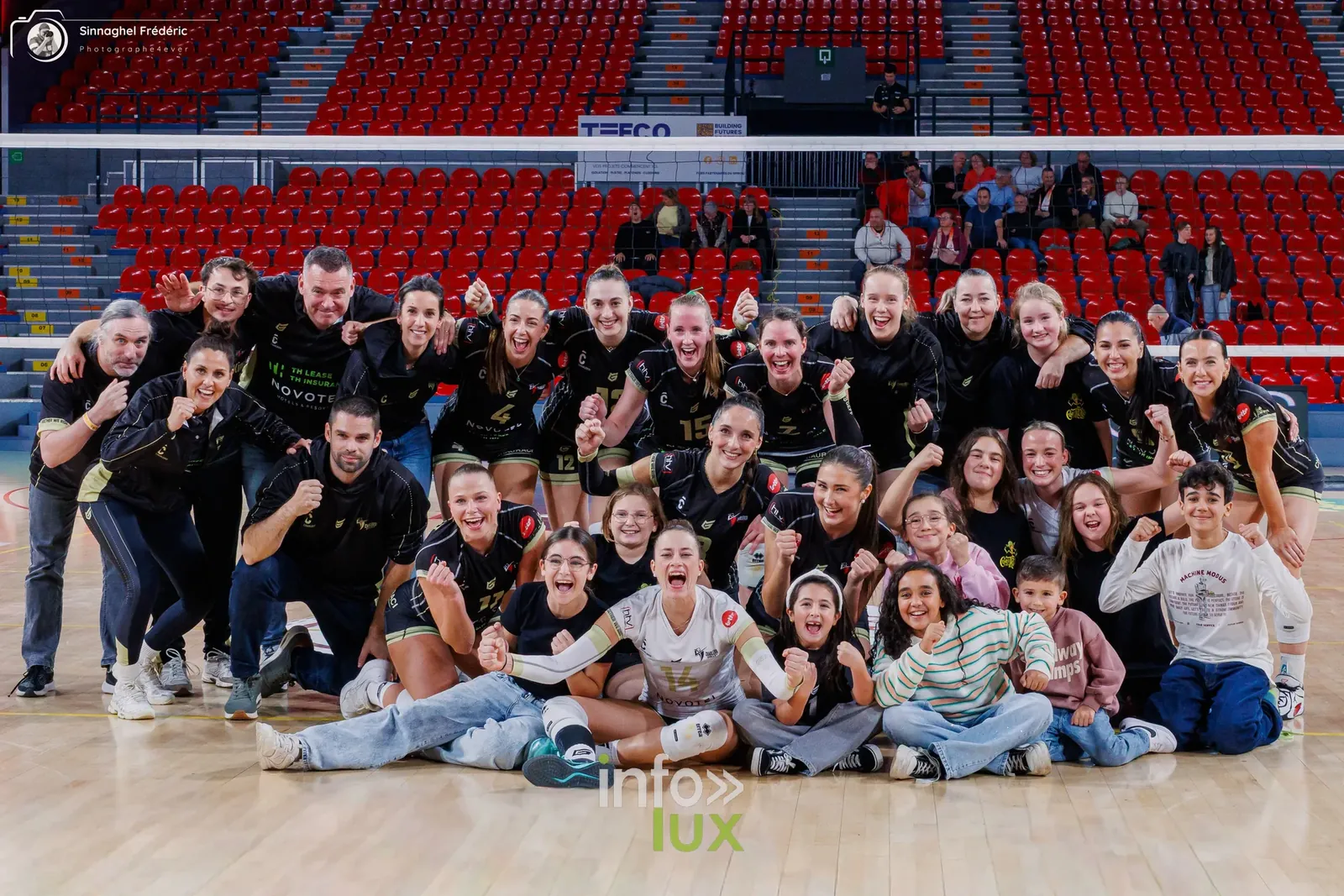 Photo de groupe de Charleroi Volley après le match contre Roeselare